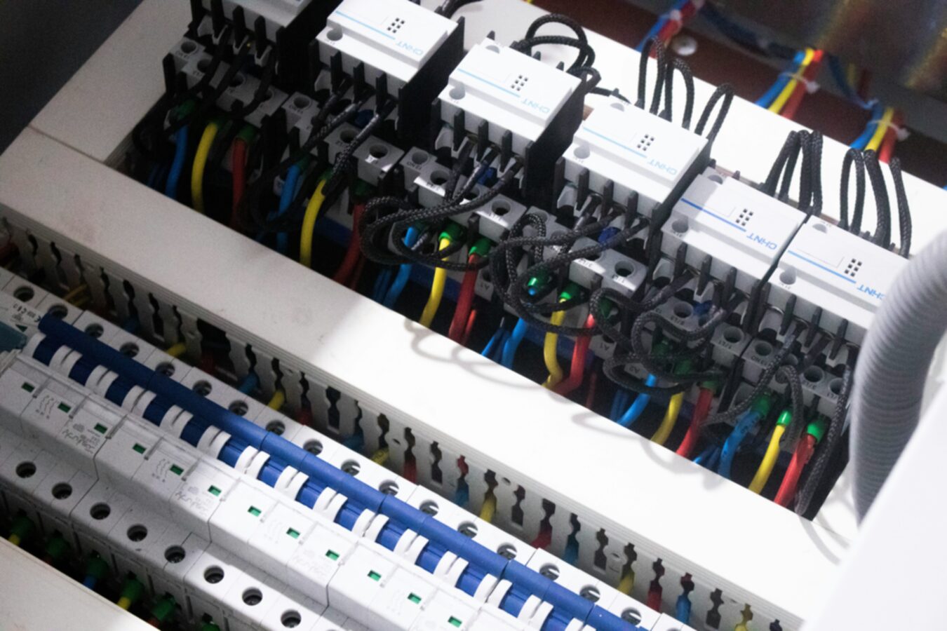 Elektryk przy pracy